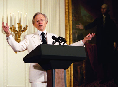 Wolfe at the White House in 2004 (Sumber: https://en.wikipedia.org/wiki/Tom_Wolfe)