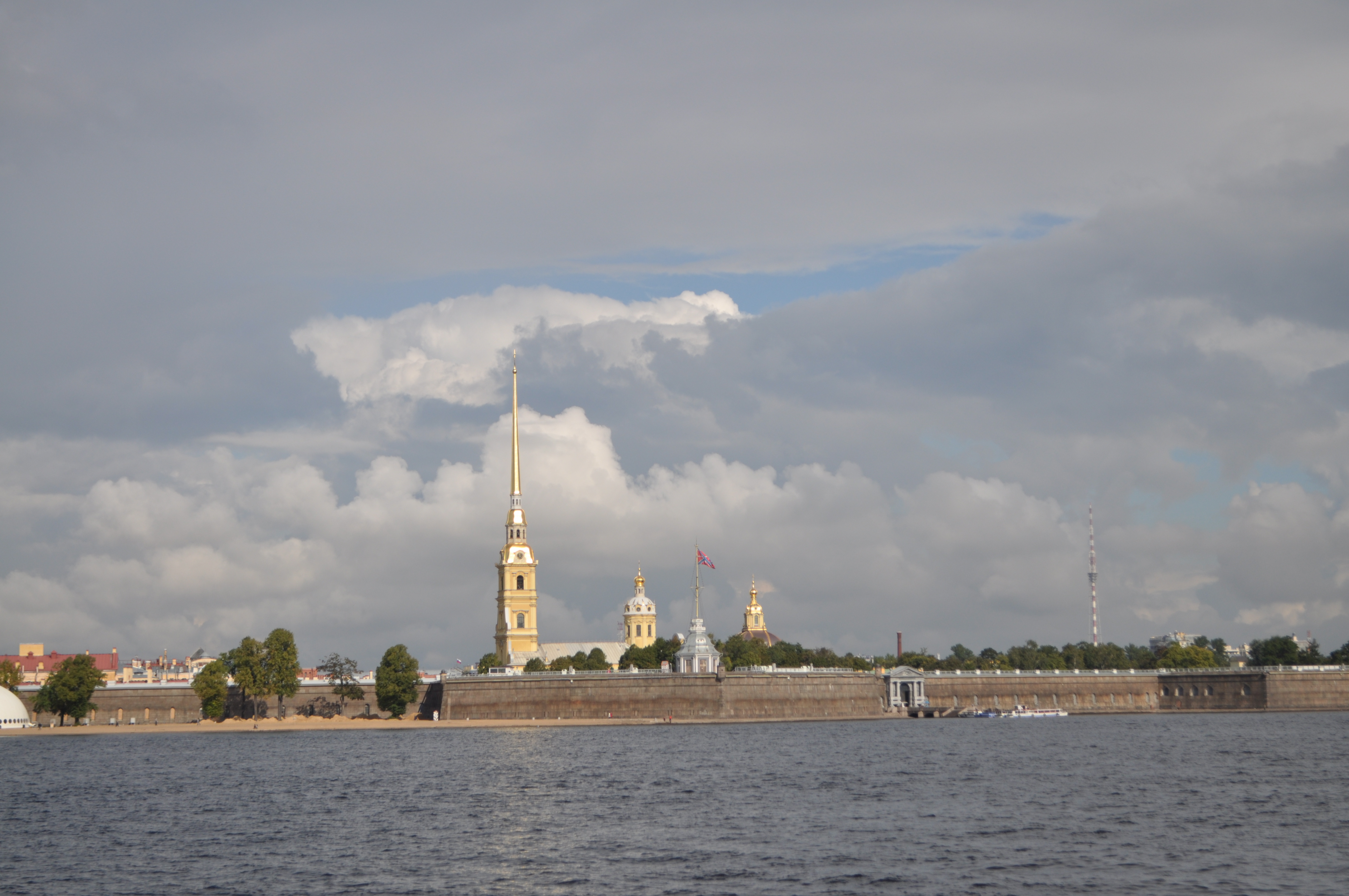 вид на стрелку васильевского острова от петропавловской крепости