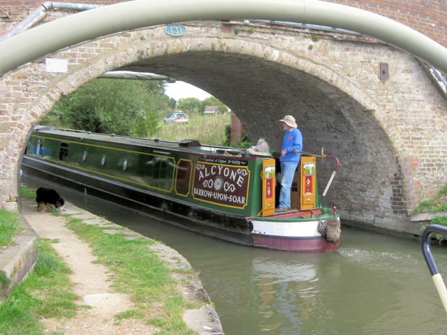 File:"Alcyone" passes under Bridge No 131 - geograph.org.uk - 1468254.jpg