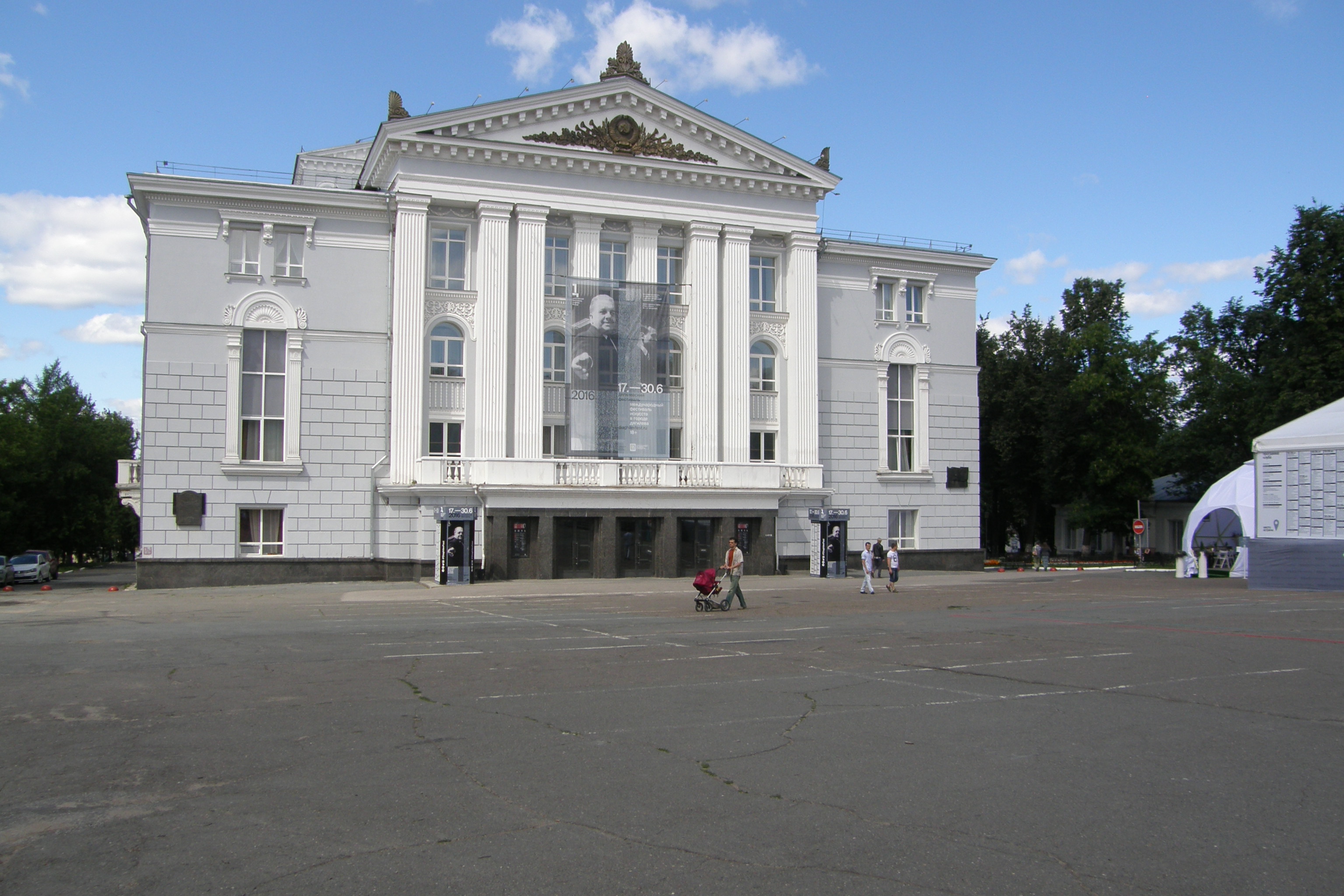 Оперы и балета пермь. Театр оперы и балета Пермь. Театр Чайковского Пермь. Пермский Академический театр оперы и балета им. п. и. Чайковского. Театр оперы и балета Чайковского Пермь.