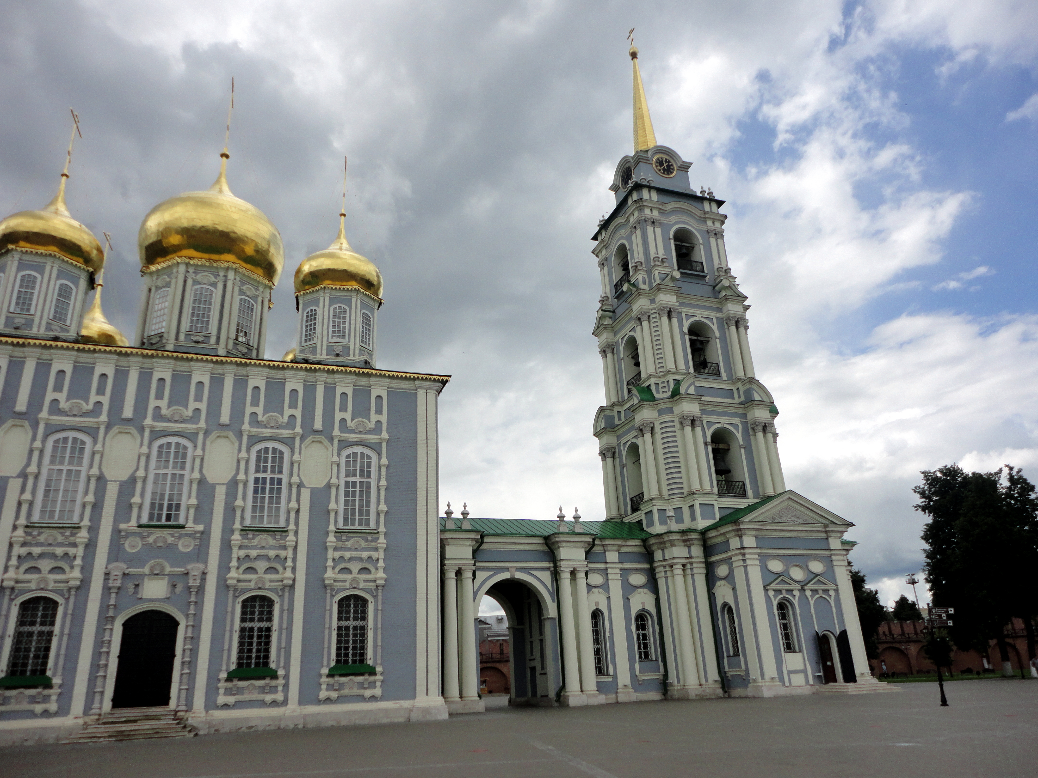 Колокол возле Успенского собора Смоленск