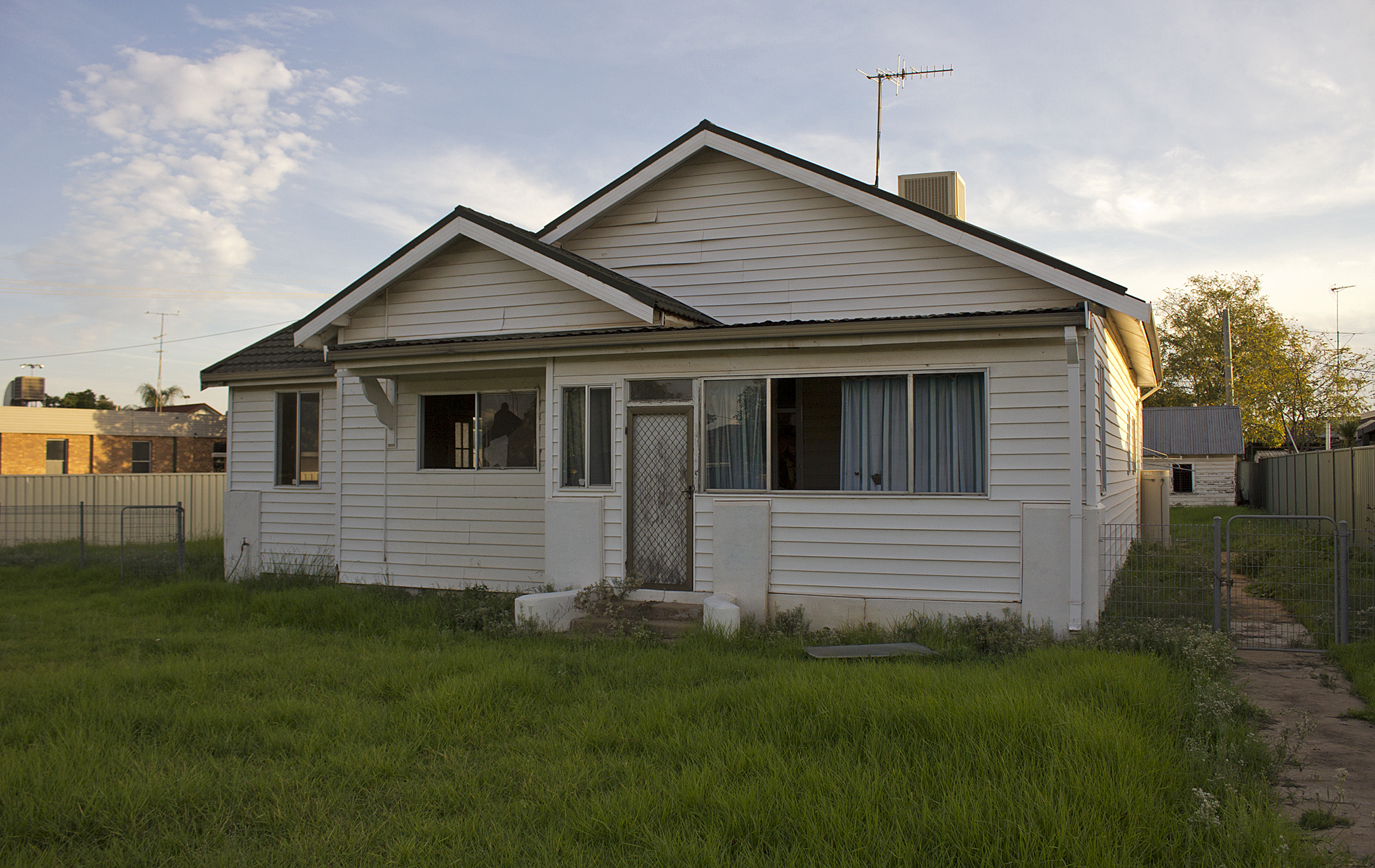 File:Abandoned house in Leeton.jpg - Wikimedia Commons