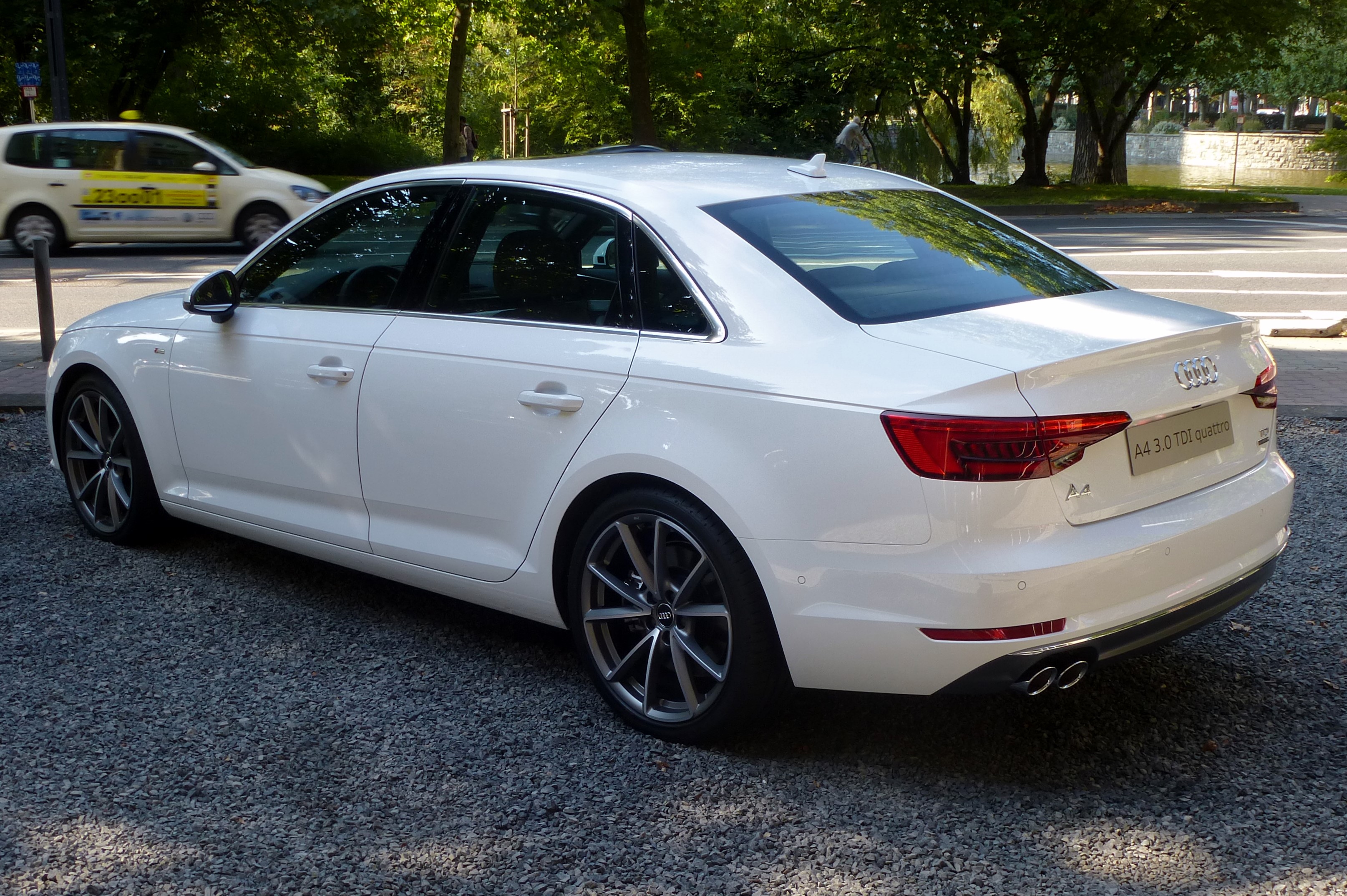 File:Audi A4 B7 Avant 2.0 TDI Interieur.JPG - Wikipedia