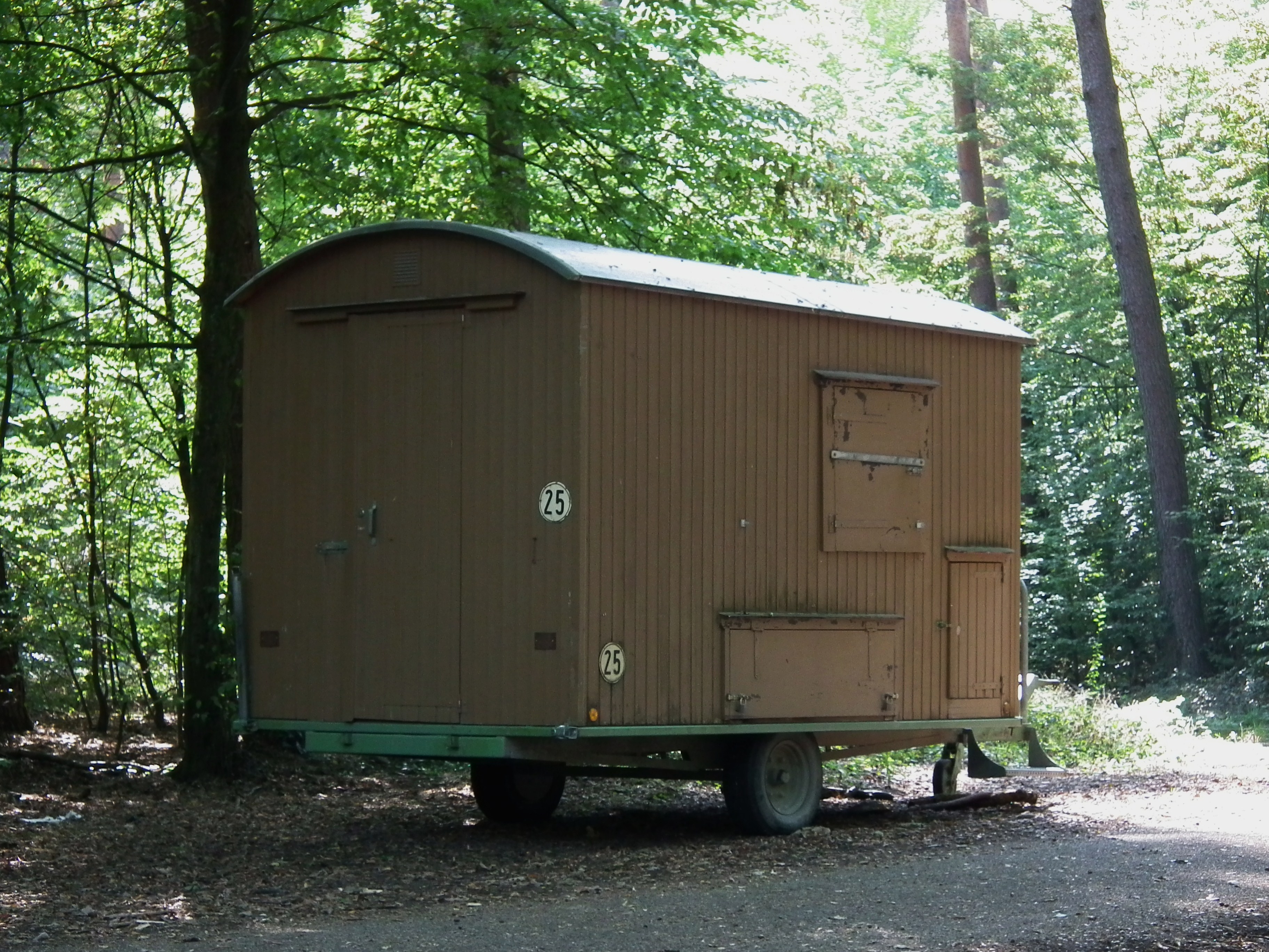 File:Bauwagen des Staatlichen Forstamtes Schwetzingen 2011.J