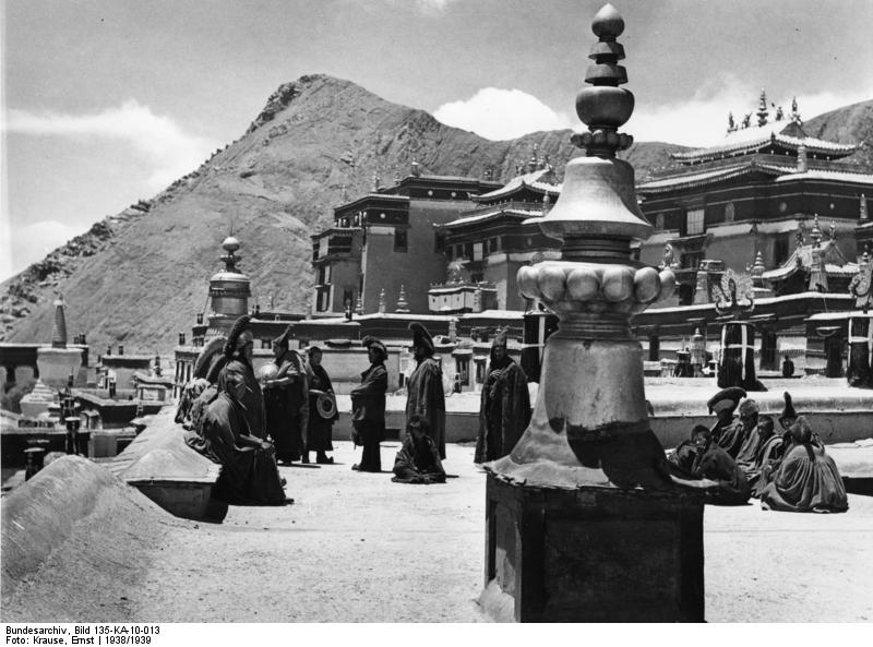 File:Bundesarchiv Bild 135-KA-10-013, Tibetexpediton, Tashi Lhunpo, Mönche.jpg