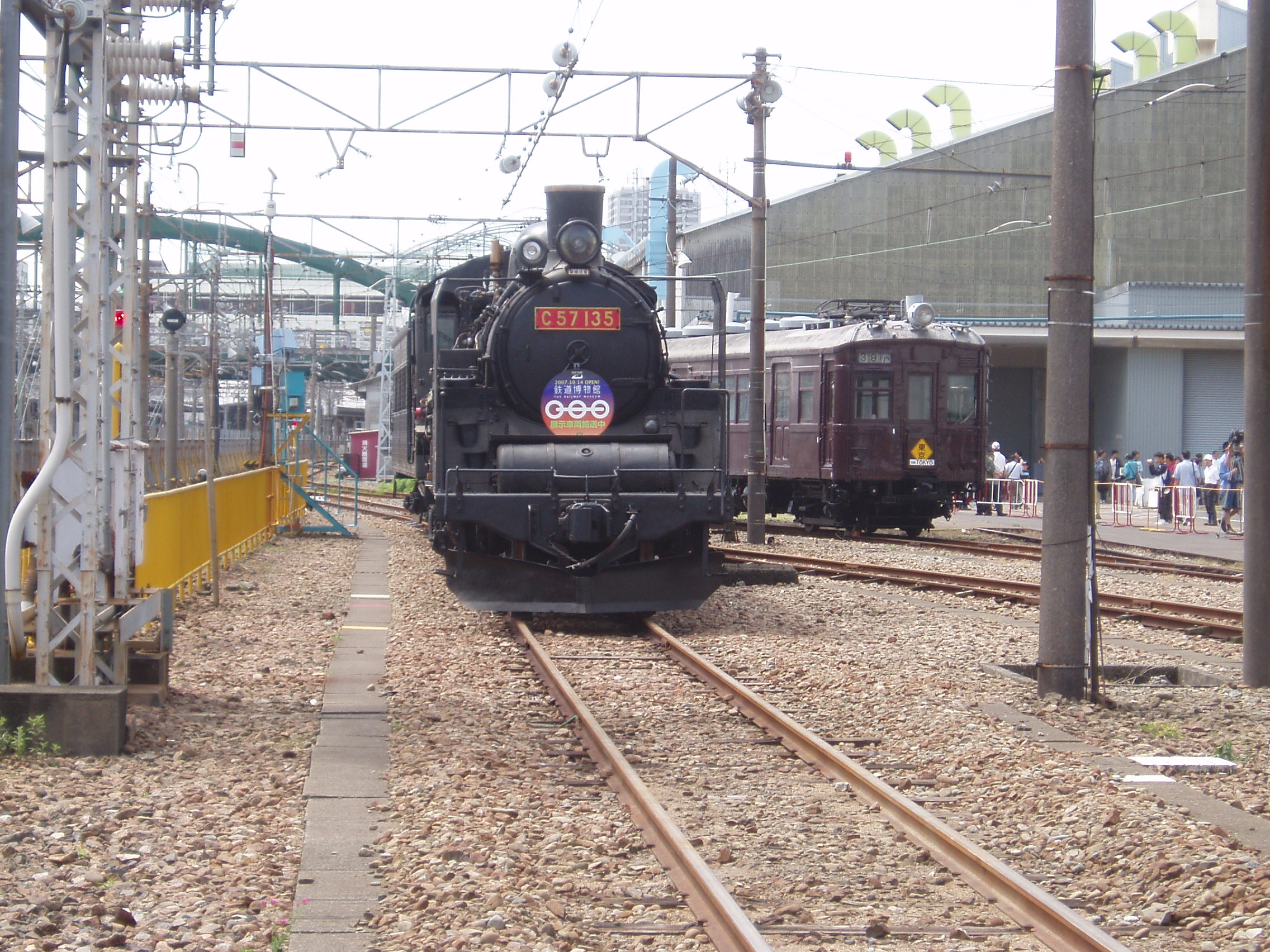 File:C57 135 & Kumoha40074 in Omiya.jpg - Wikimedia Commons