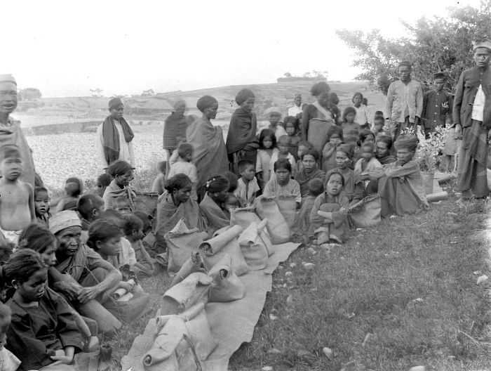 File:COLLECTIE TROPENMUSEUM ''Mangahonihoni' het brengen van etenswaren naar de graven der voorouders dit wordt gedaan voordat met de bewerking der sawah's begonnen wordt Samosir' TMnr 10011034.jpg