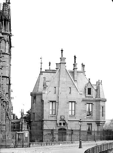 File:Cathédrale Notre-Dame - Bâtiment annexe au sud-ouest de la cathédrale - Paris 04 - Médiathèque de l'architecture et du patrimoine - APMH00005275.jpg