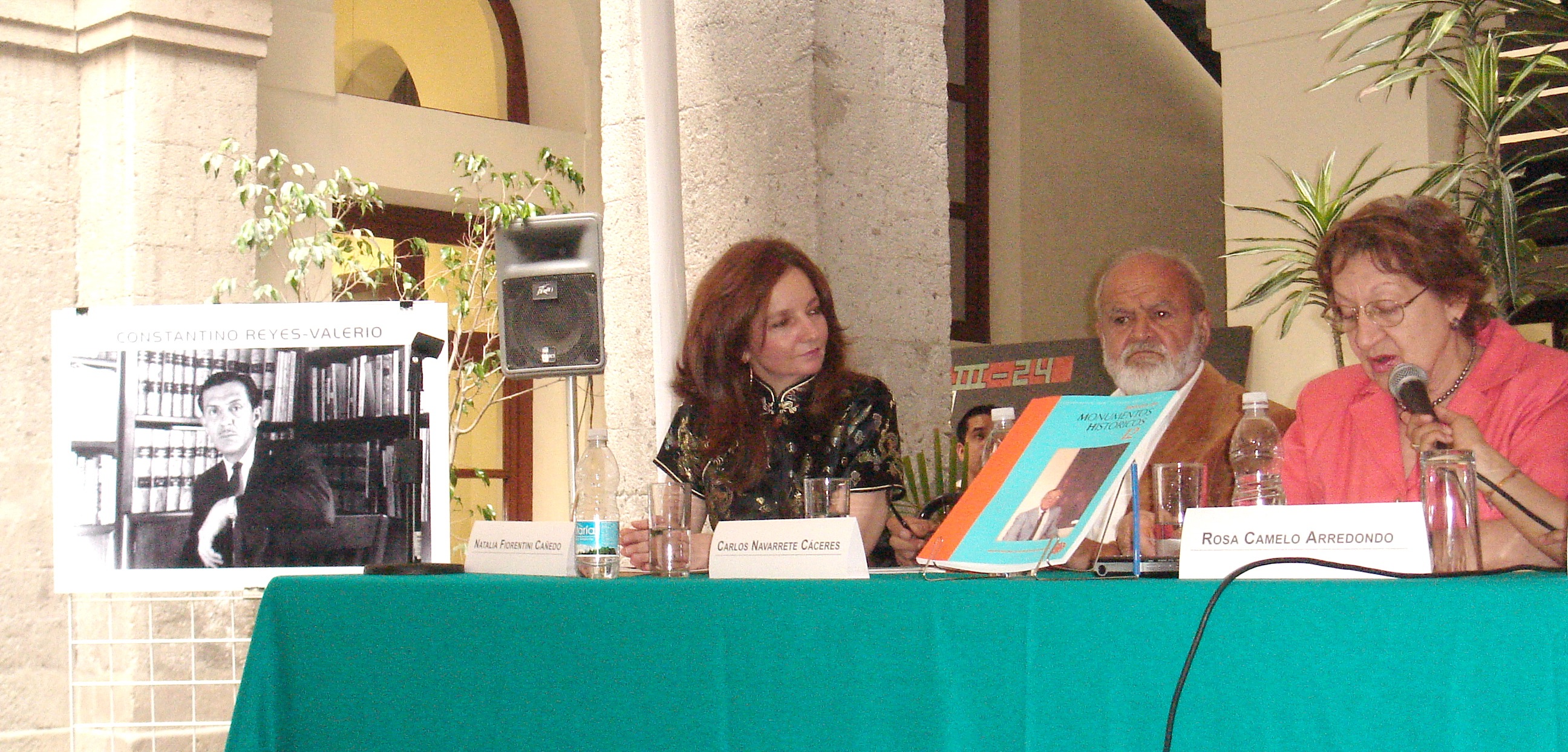 Evento en el que se nombra la Fototeca Constantino Reyes-Valerio de la Coordinación de Monumentos Históricos del INAH. En la foto: Natalia Fiorentini, Carlos Navarrete y Rosa Camelo, a la extrema izquierda una foto de Reyes-Valerio.