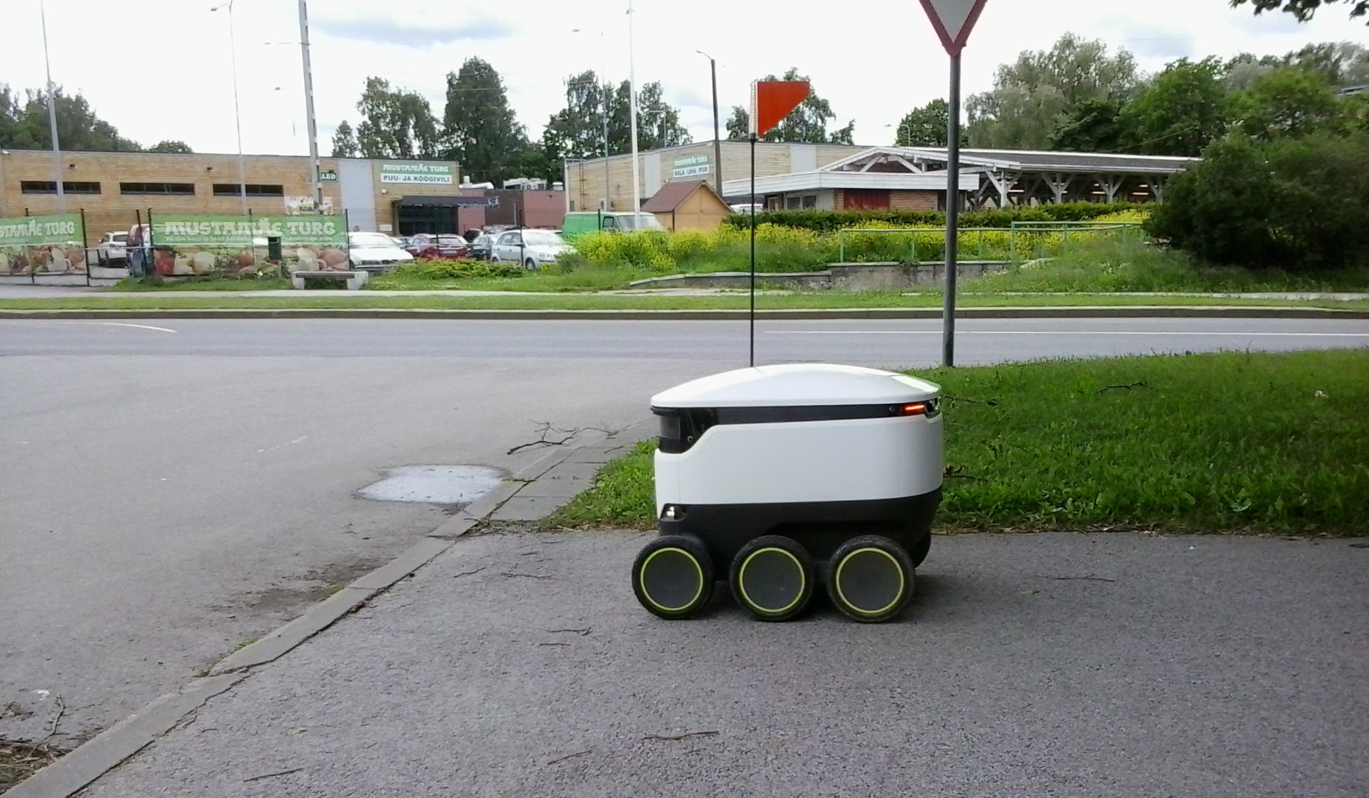 Delivery rover by starship.xyz, June 2017.jpg