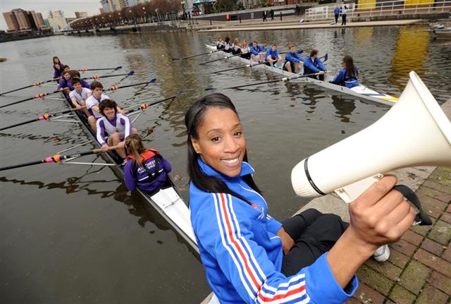 File:Diane Modahl launches 2009 Two Cities Boat Race.jpg