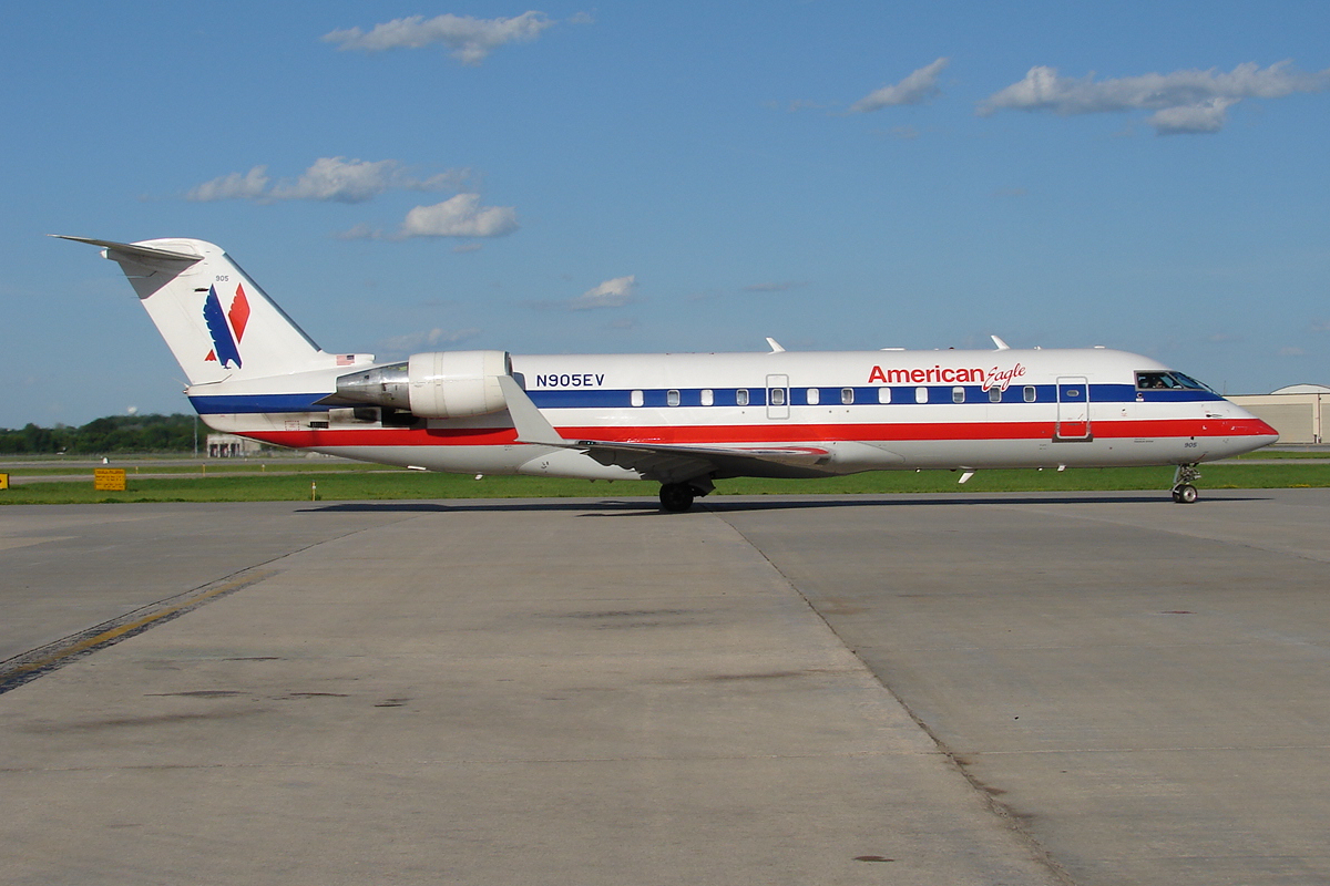 ExpressJet CRJ-200ER (N905EV) (9109774857).jpg