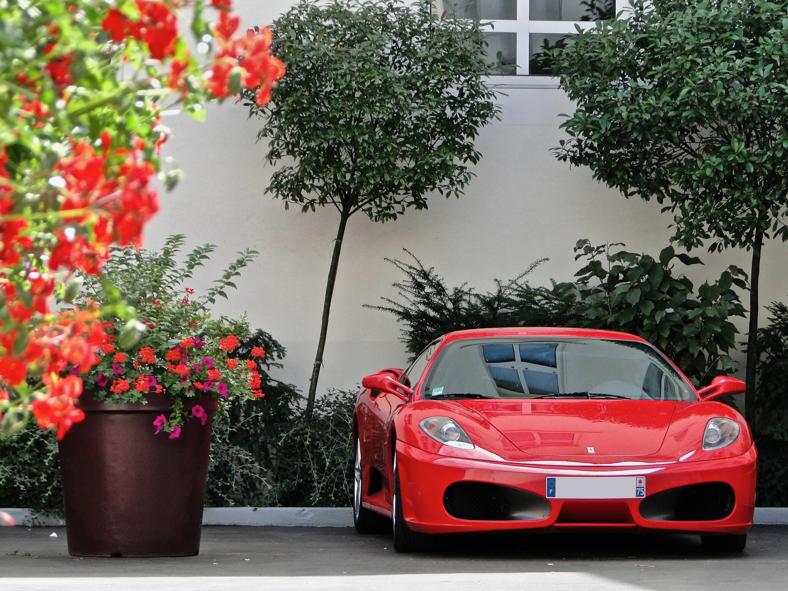 Ferrari f430 на фоне дома