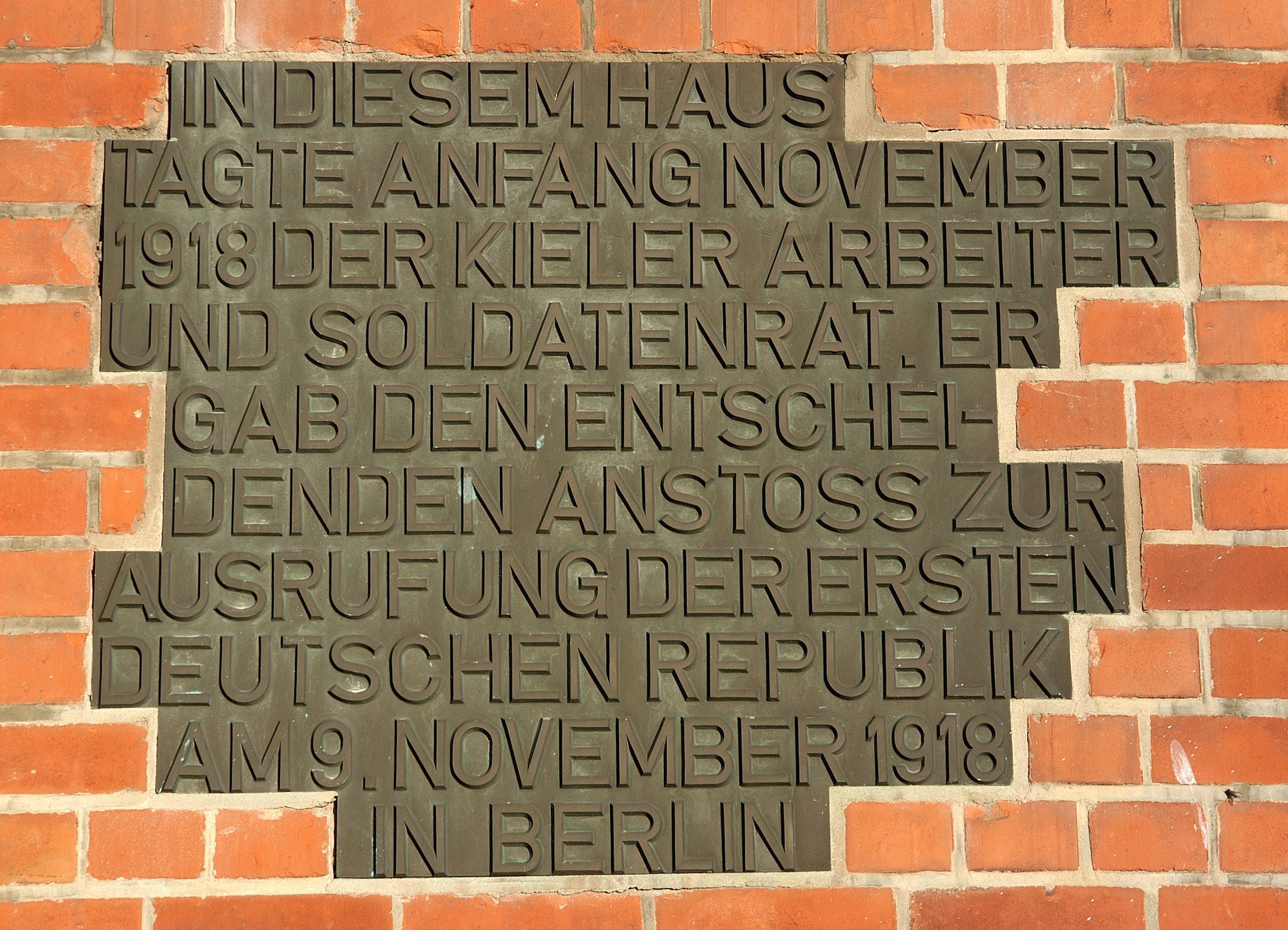 3 novembre 1918 : Mutinerie à Kiel . Gedenkafel_Gewerkschaftshaus_Kiel_zur_Novemberrevolution_1918