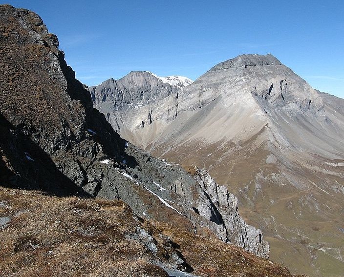 File:Hiking Switzerland Piz Dolf from Fil de Cassons.jpg