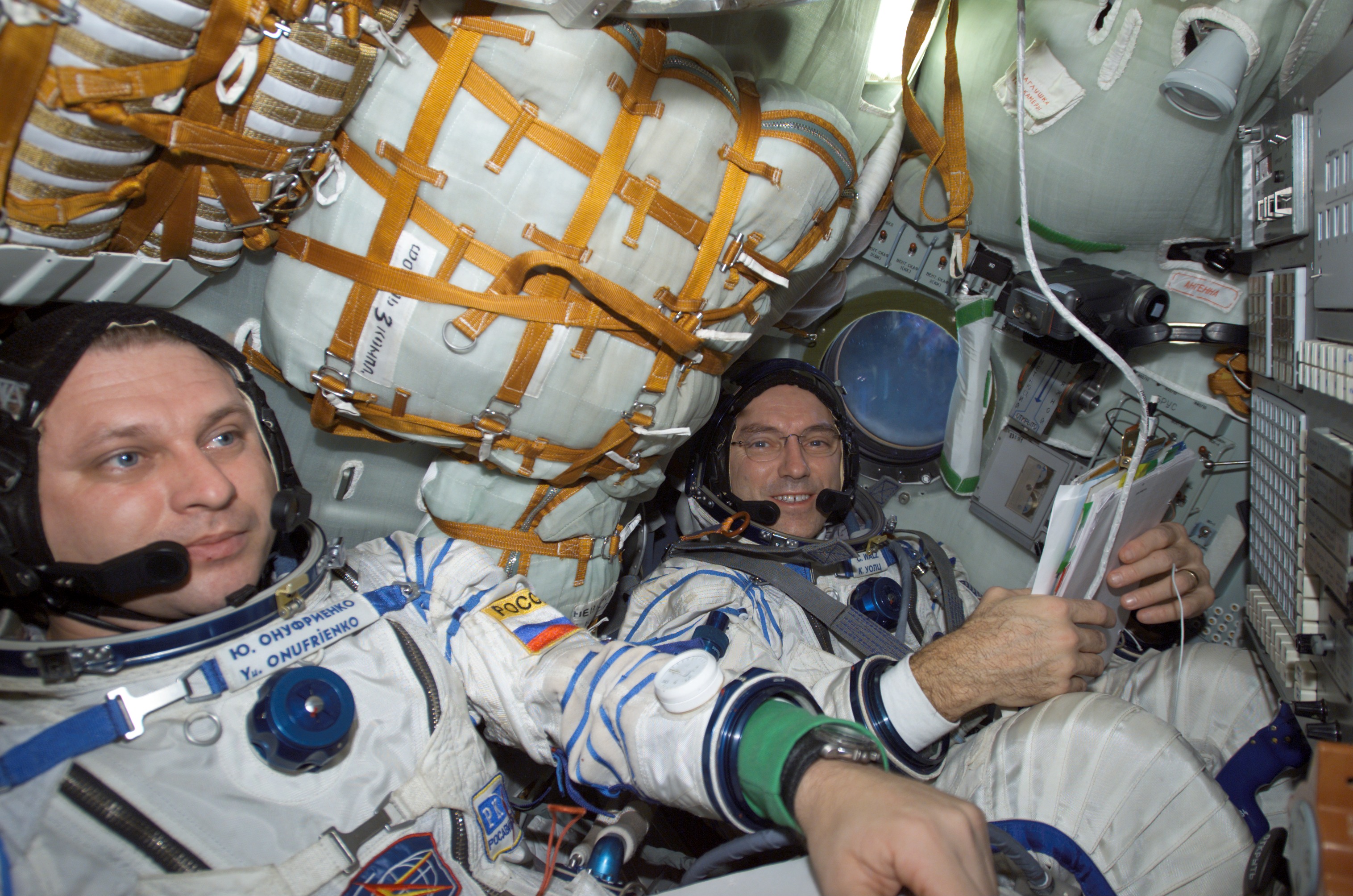 Какие люди становятся космонавтами. Онуфриенко космонавт. Союз МС 04 Юрчихин корабль внутри. Космонавт в космосе.