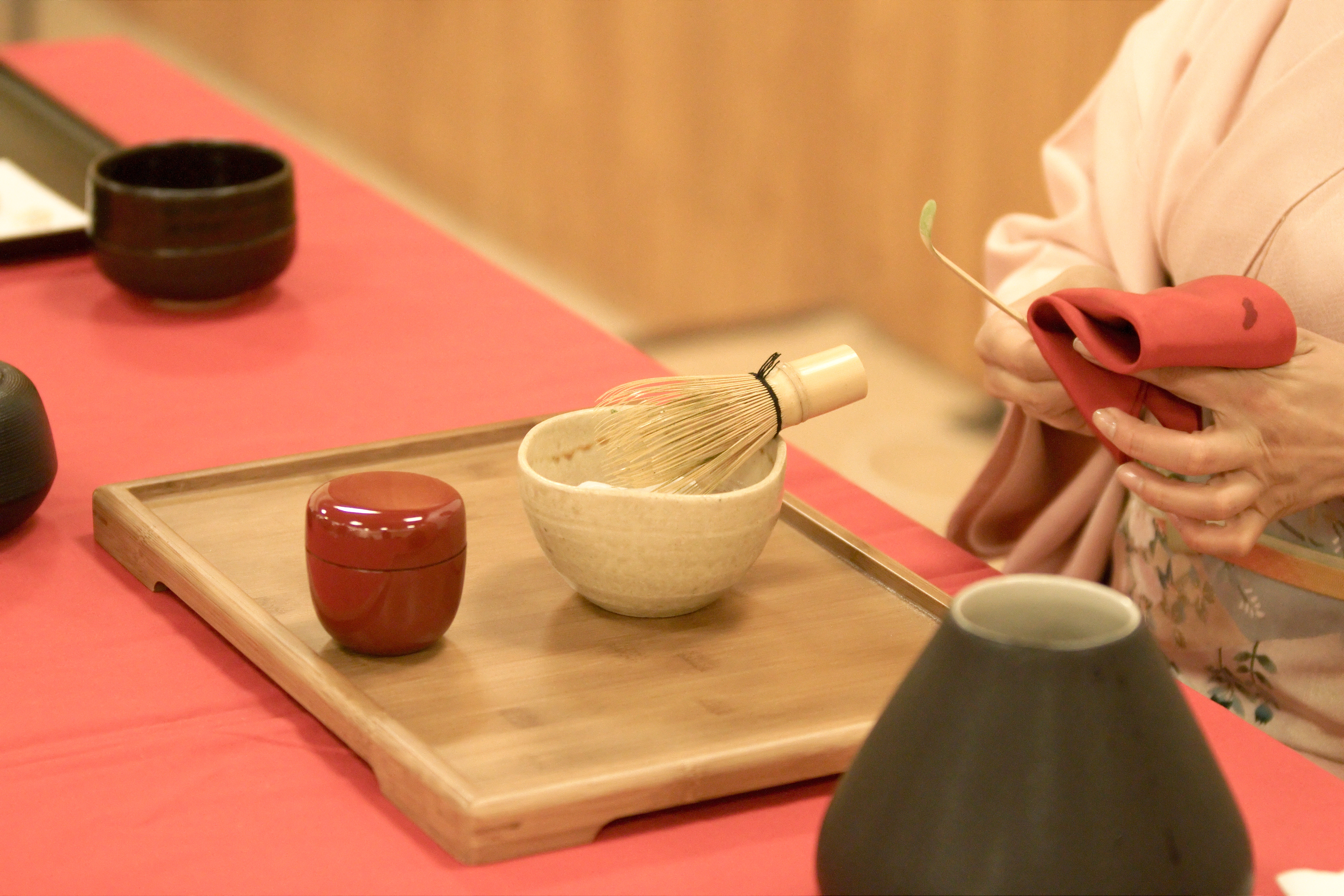 Чайная церемония в японском саду. Чайная церемония в Японии 18 век. Церемония чаепития в Японии. Традиции Японии чайная церемония. Культура Японии чайная церемония.