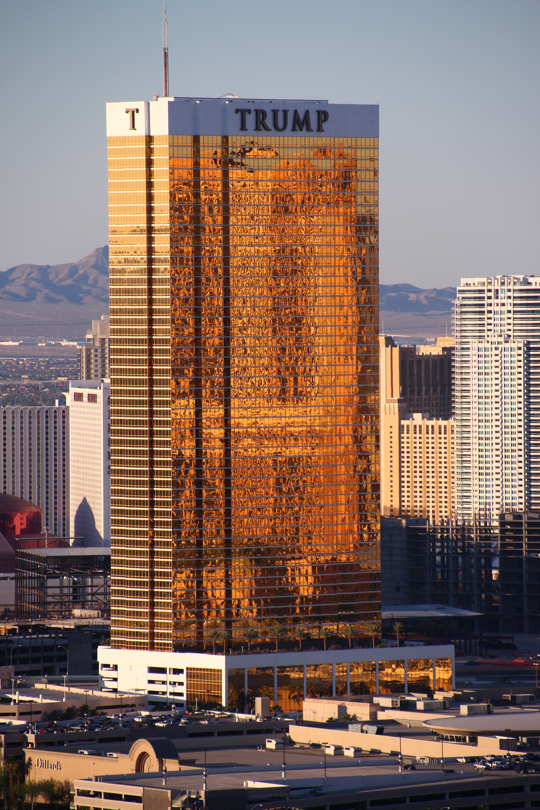 File:Las-Vegas-Trump-Hotel-8480.jpg - Wikimedia Commons