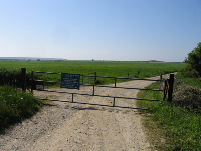 File:Locked gate at entrance to the Wexford Slobs - geograph.org.uk - 1874265.jpg