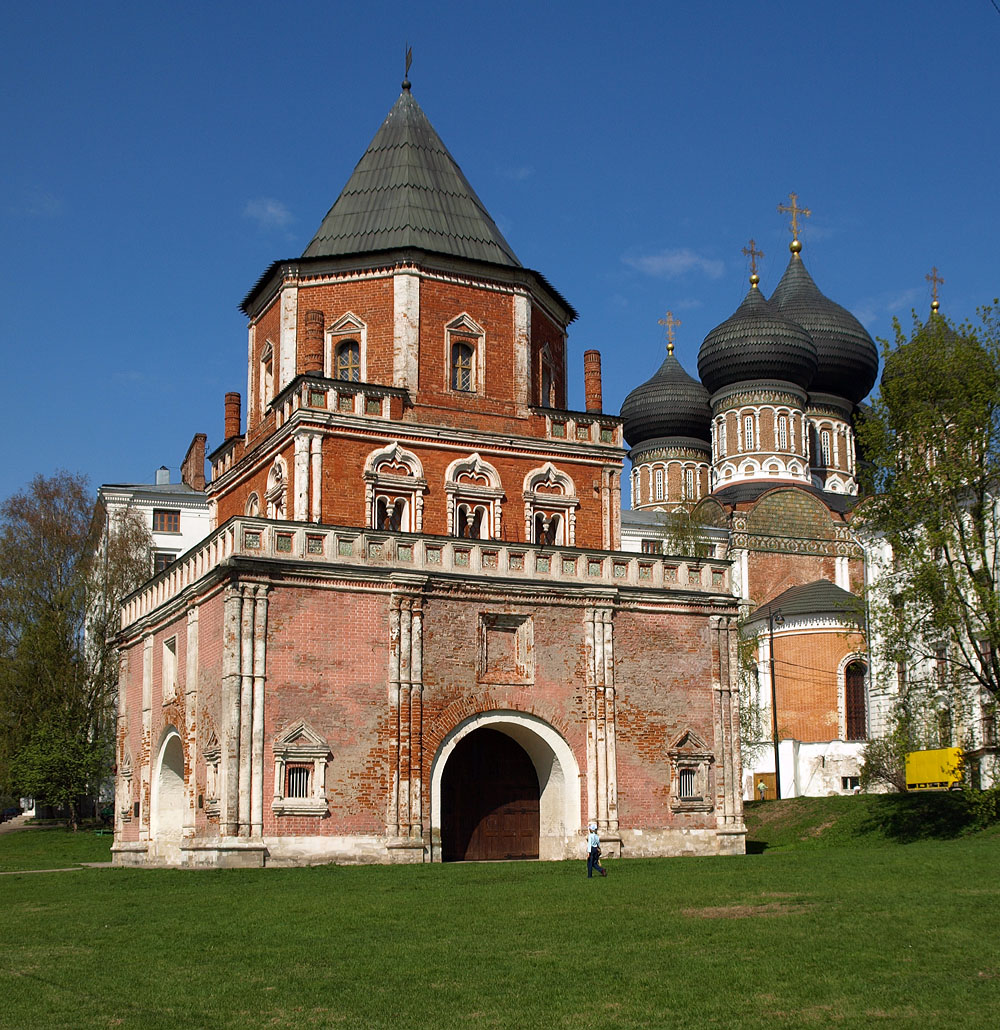 Moscow, Tsar Court in Izmailovo - Tower and Cathedral.jpg