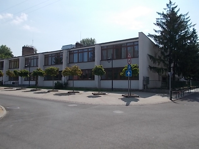 File:Neumann János Általános Iskola, Rákóczi utcai front, 2019 Erdőkertes.jpg