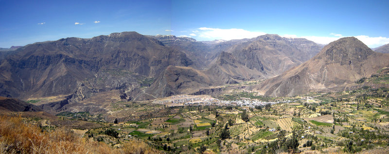 Panorama van de stad Cotahuasi met canyon en bergen op de achtergrond