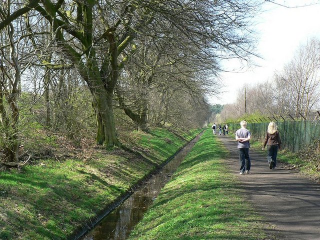 File:Path between the Golf Course and Reservoir - geograph.org.uk - 394616.jpg