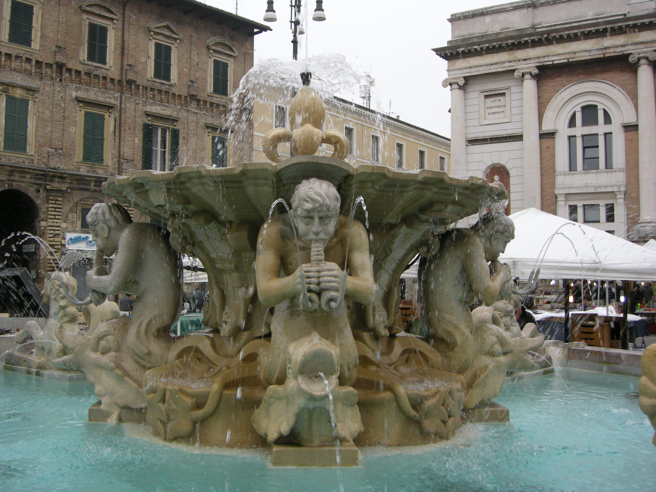 Pesaro%2C_fontana_di_piazza_del_popolo_02.JPG