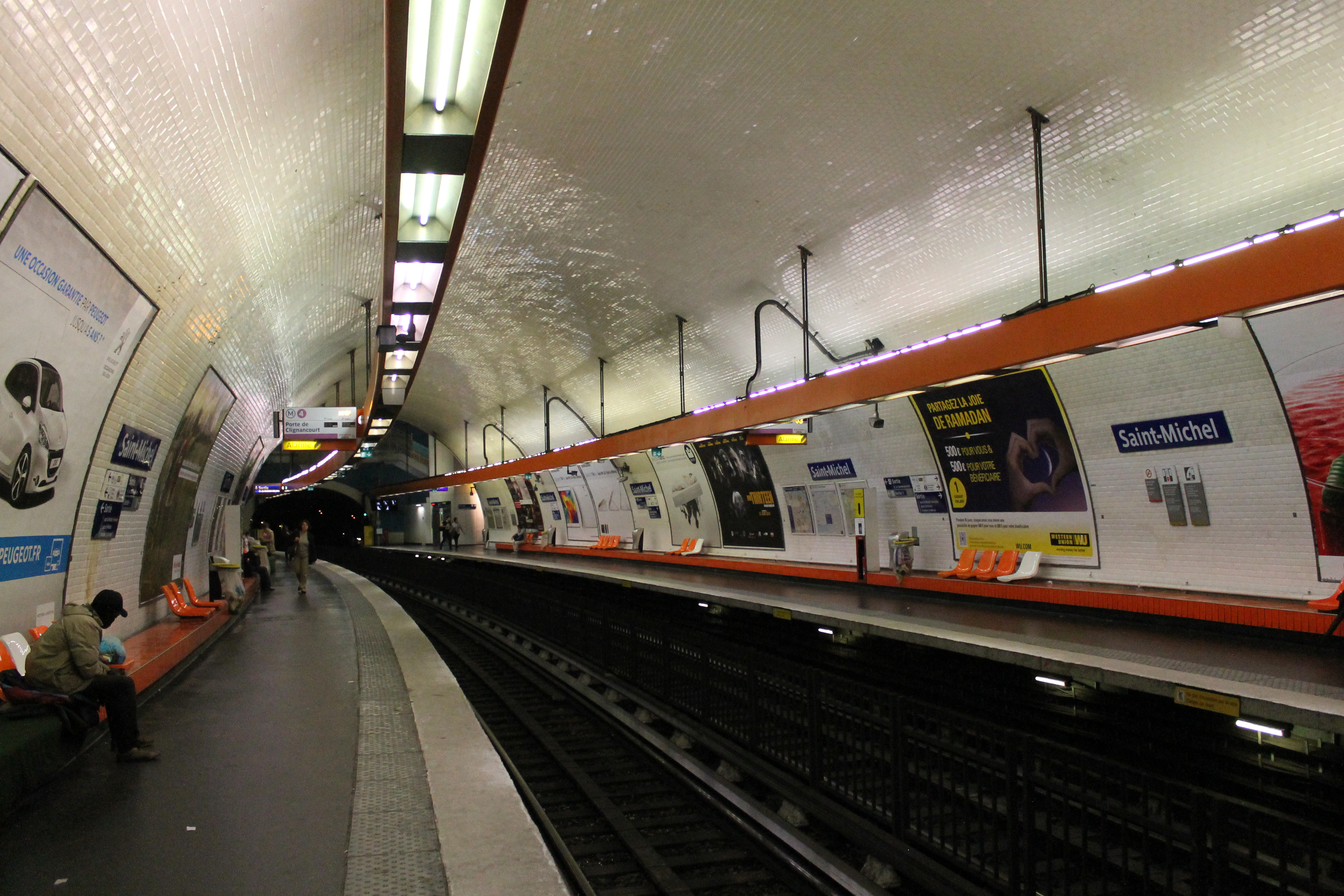 Станция сен. Saint-Michel notre Dame Station.