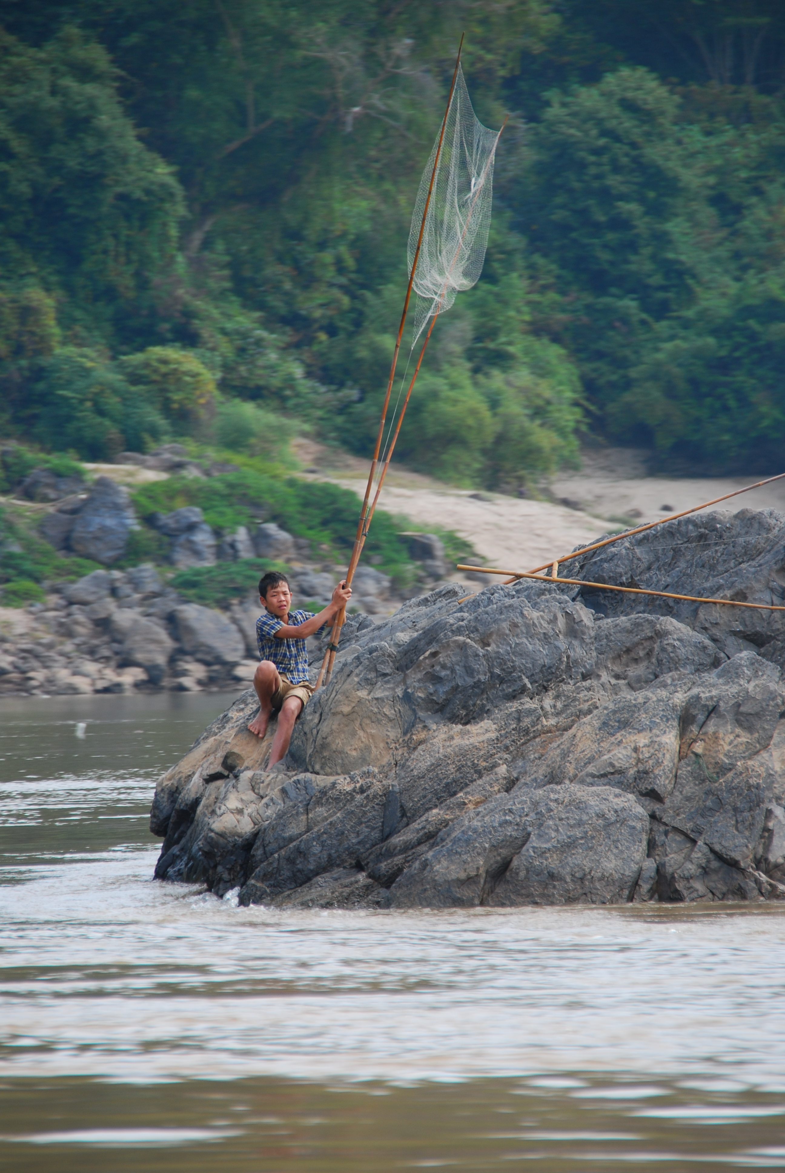 https://upload.wikimedia.org/wikipedia/commons/c/c9/Scoop-net_fishing_on_the_Mekong_River.jpg