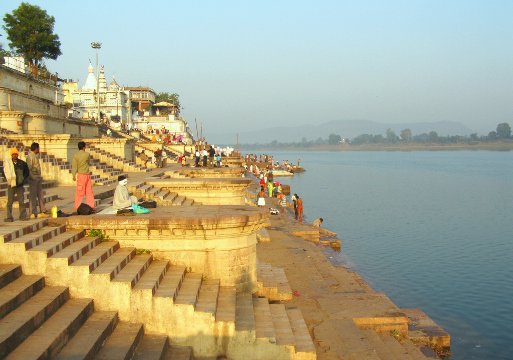 Along The Narmada (Travel Guide)