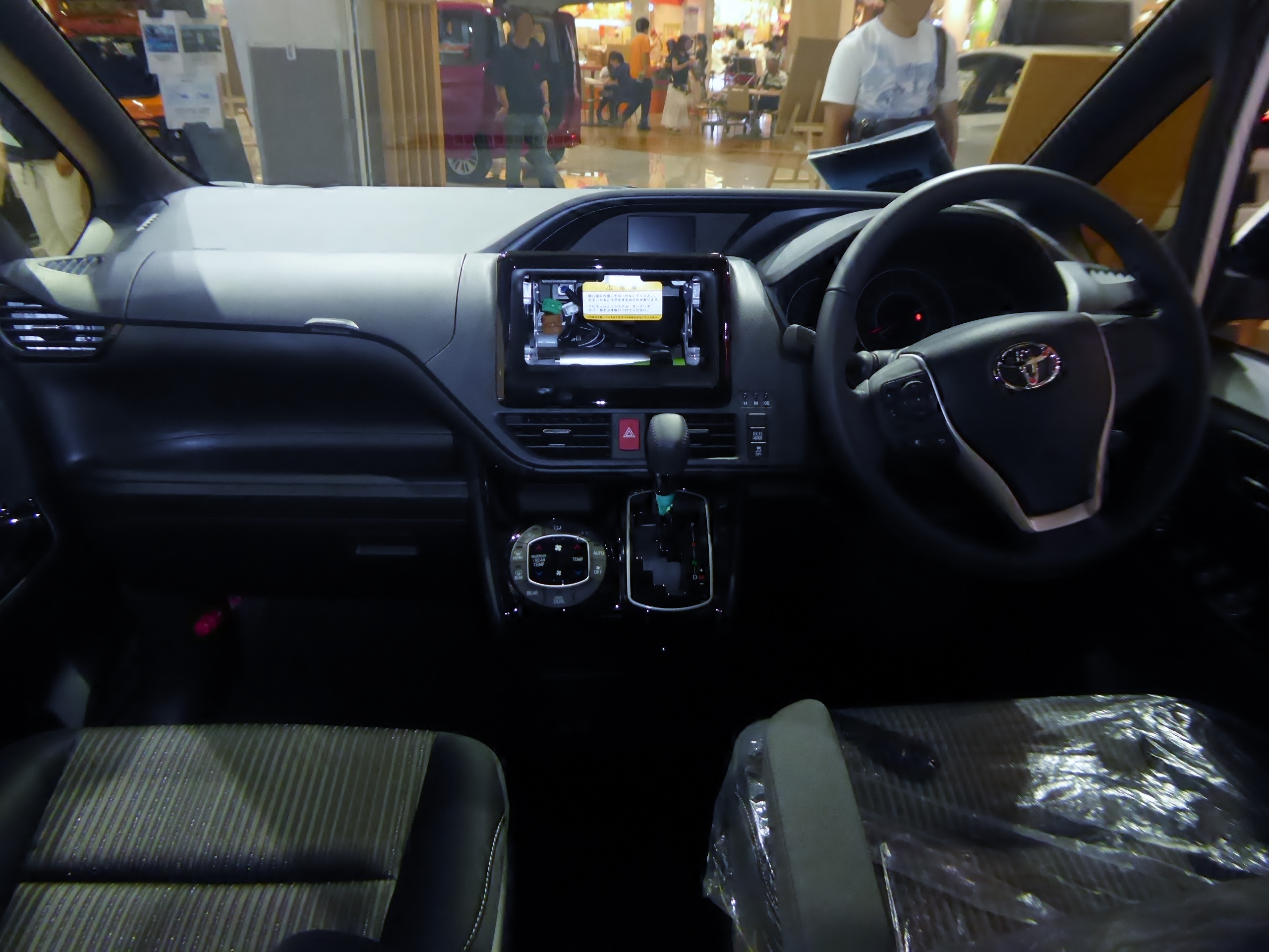 ファイル:Toyota VOXY ZS (DBA-ZRR80W-BPXSP) interior.jpg - Wikipedia