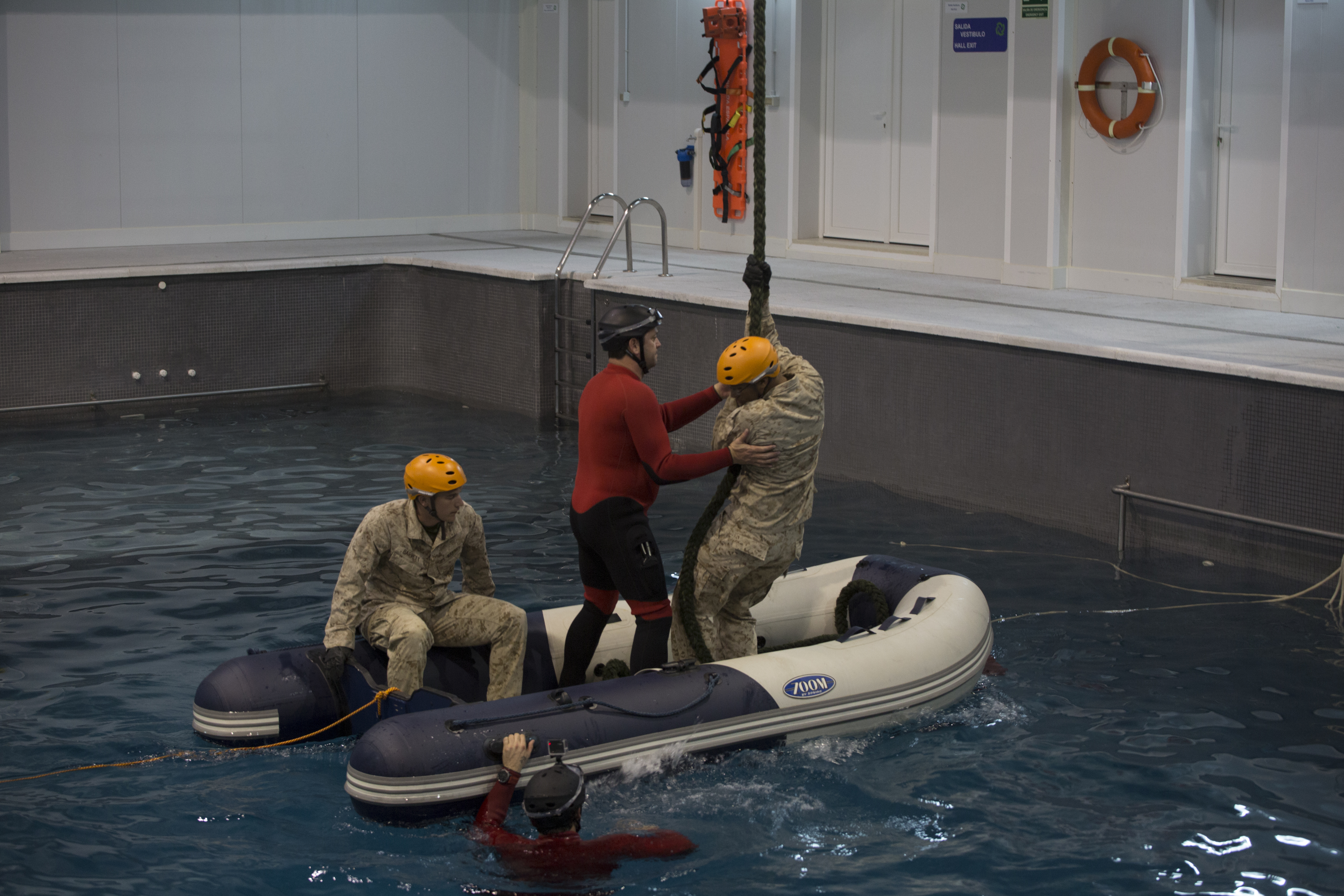 File U S Marines Practice Water Survival Skills With Spanish Allies M Va786 1105 Jpg Wikimedia Commons