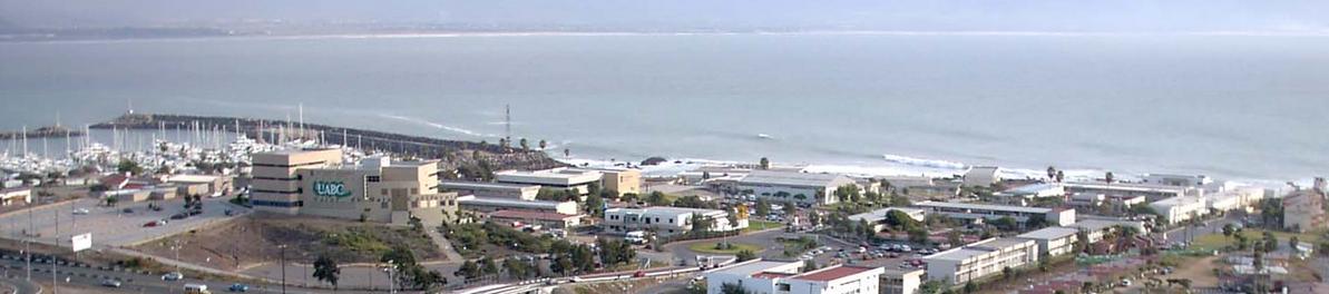  Vista panorámica del Campus Ensenada al costado del Océano Pacífico.