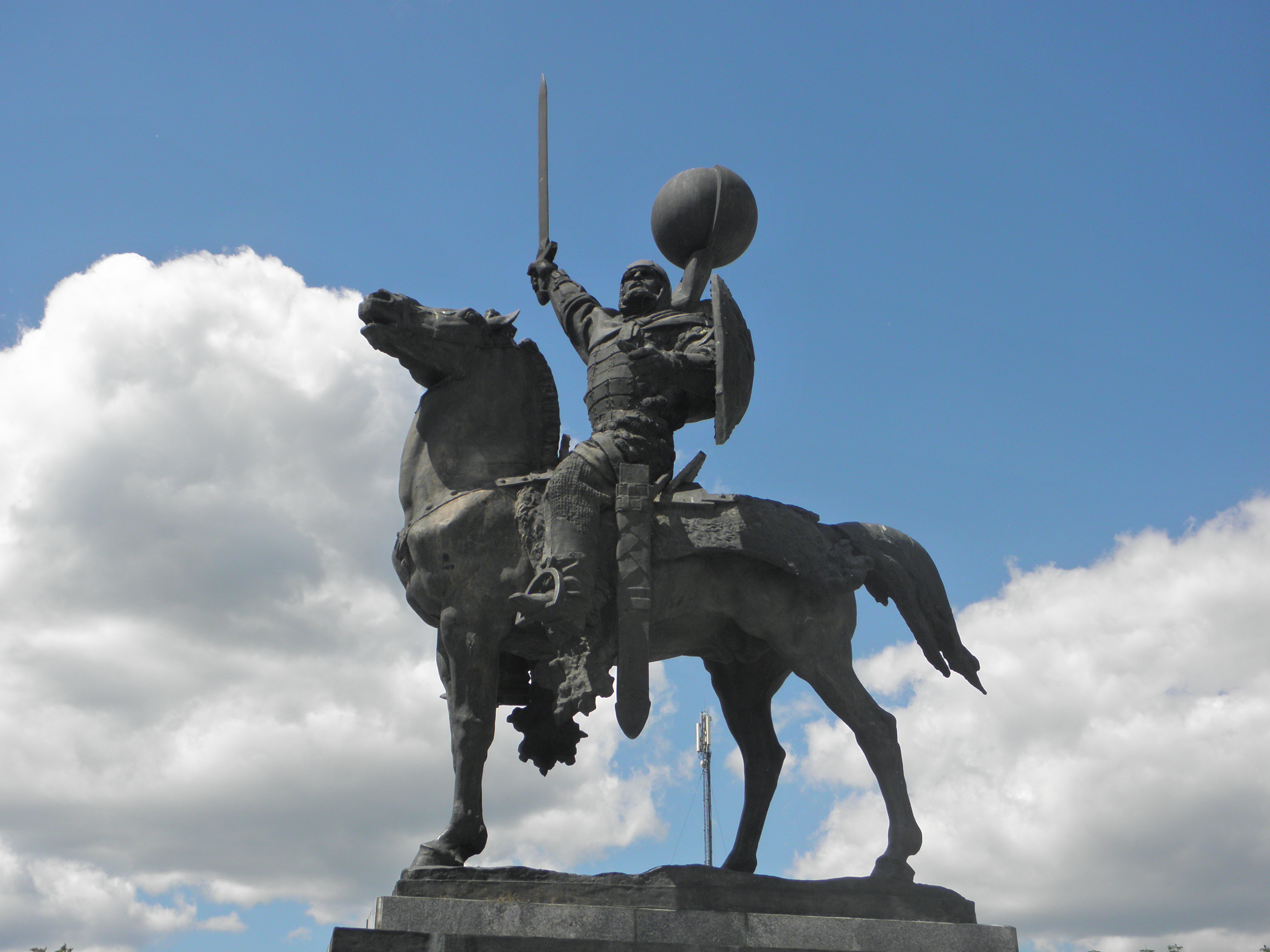 Новгород-Северский памятник князю Игорю