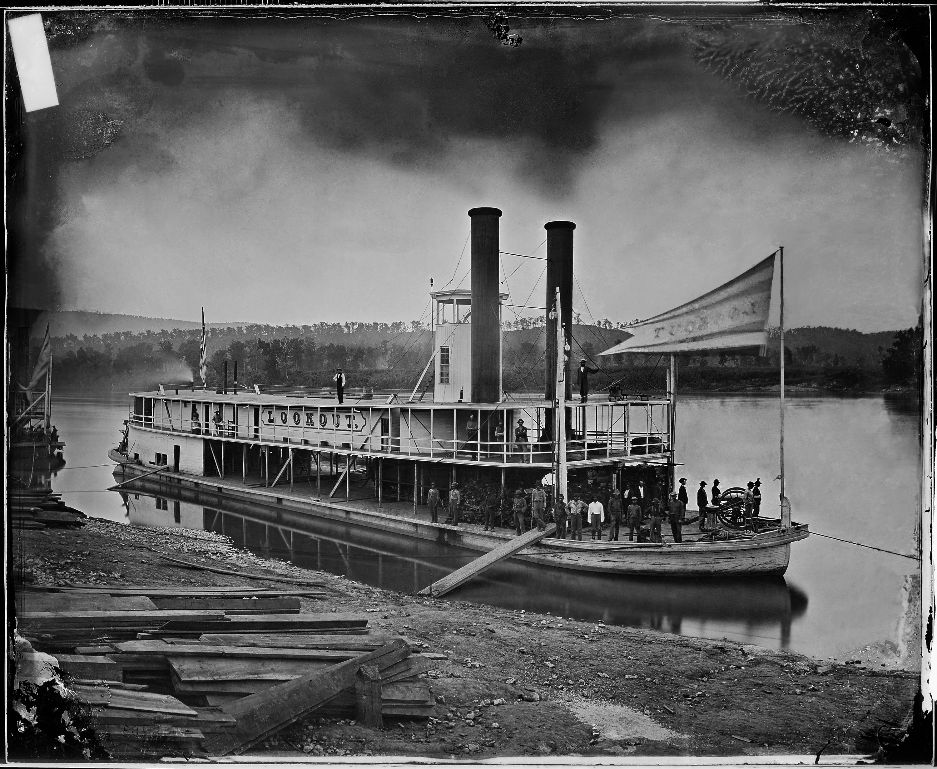 https://upload.wikimedia.org/wikipedia/commons/c/ca/%22Look_out%22_%28Transport_Steamer%29_on_Tennessee_River_-_NARA_-_5289791_restored.jpg