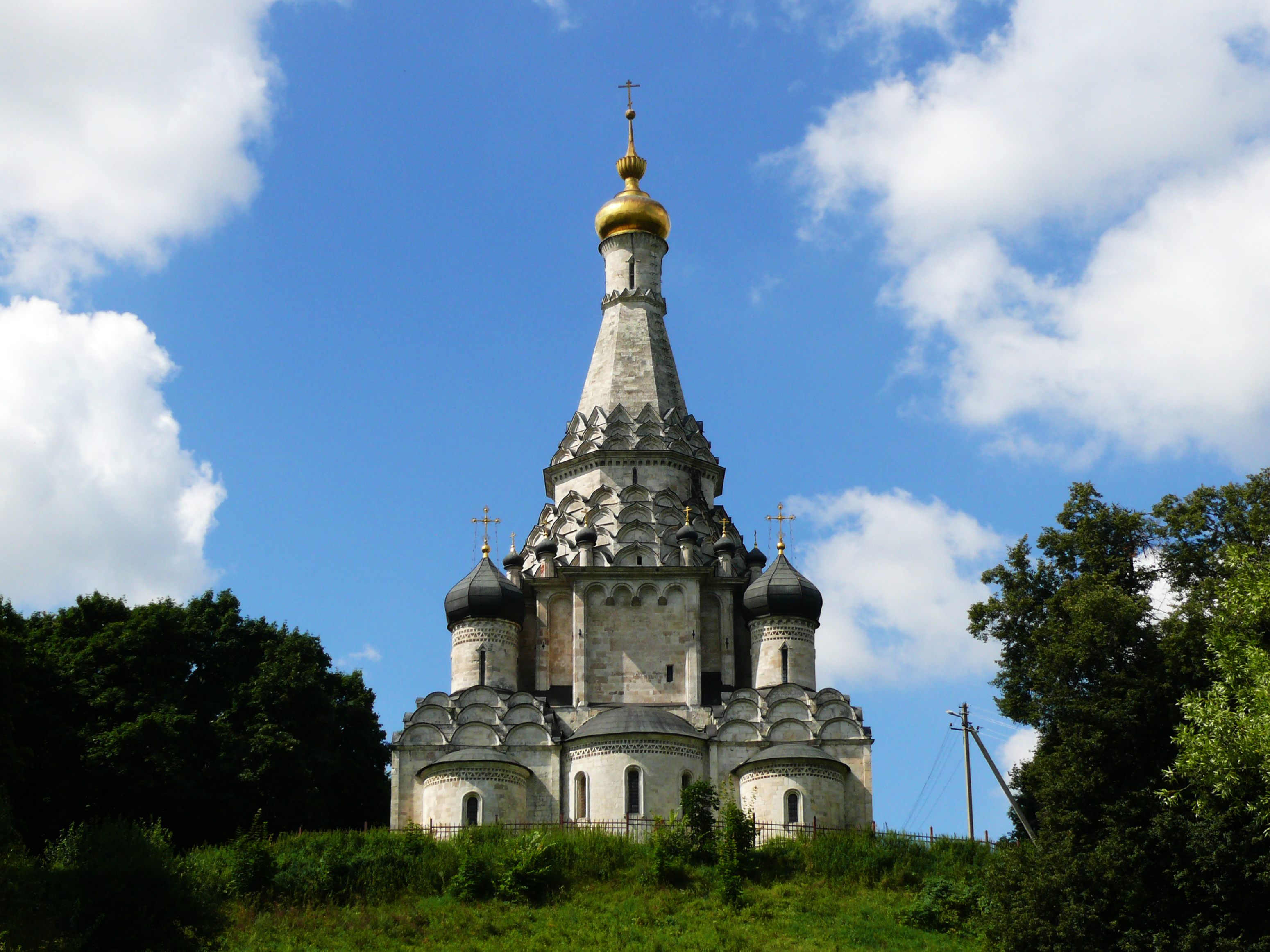 Видное белокаменная. Храм Преображения Господня в селе остров. Храм Преображения в селе остров Московской области. Церковь Спаса Преображения в селе остров Московская область. Храм Преображения Господня остров Ленинский район.