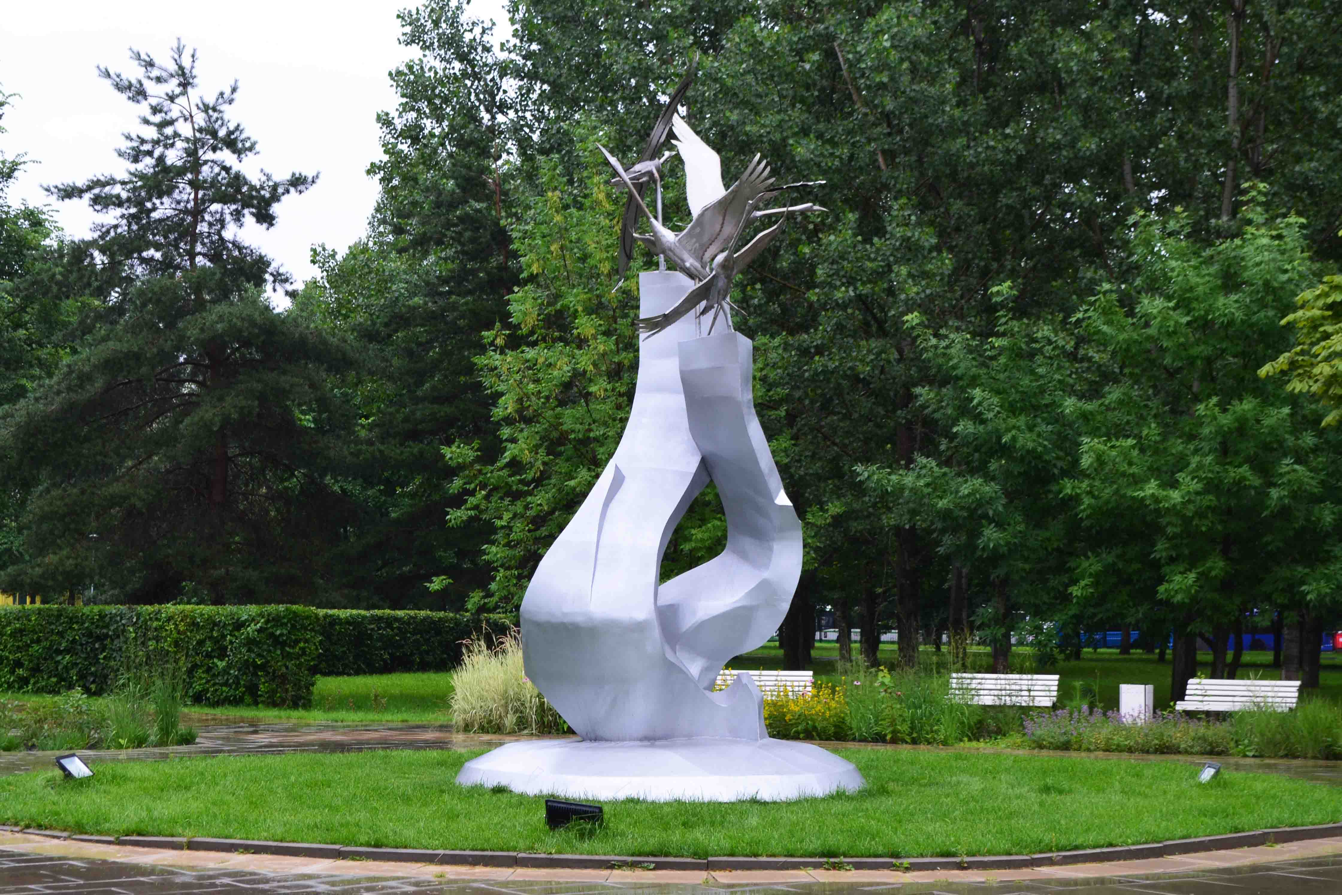 Скульптура "Журавли нашей памяти" в парке "Отрадное".jpg