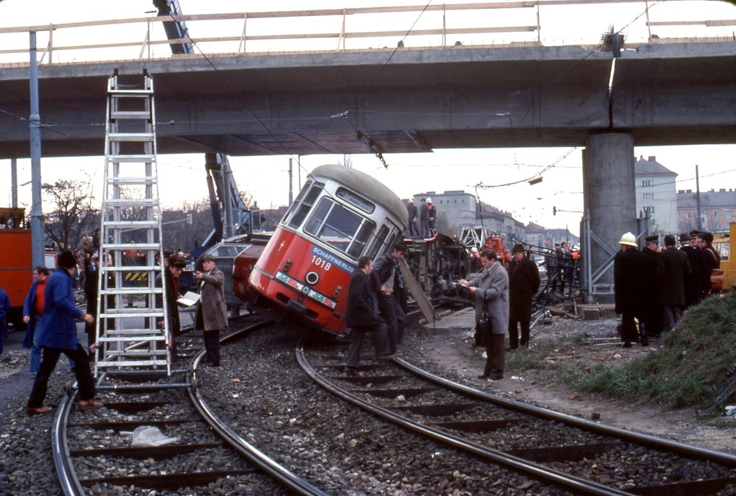 065L12311279 Strassenbahn, Unfall bei der Abfahrt von der Ersatzbrücke, Hal...