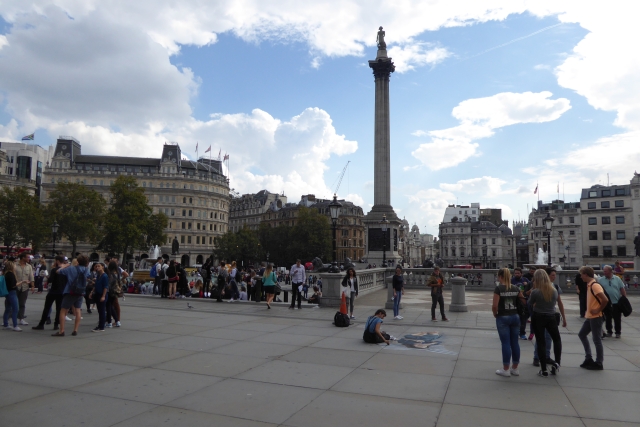 File:Across Trafalgar Square - geograph.org.uk - 5349409.jpg