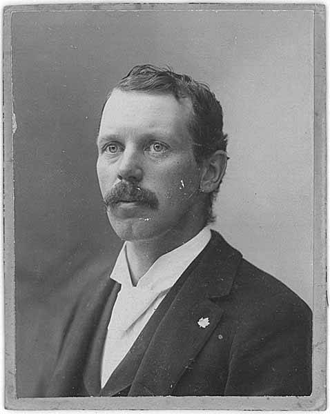 File:Arthur Churchill Warner studio portrait, frontal view, probably between 1890 and 1905 (WARNER 118).jpg