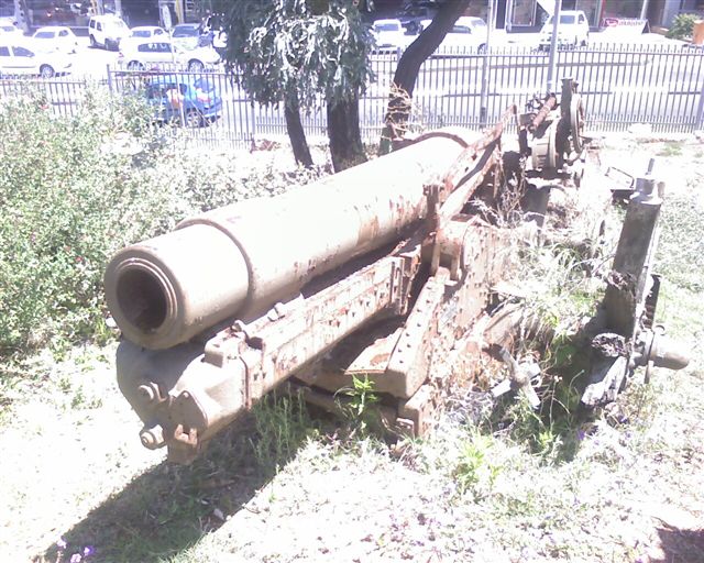 File:BL6inch26cwtHowitzer74SiegeBatteryMemorialBloemfontein.jpg