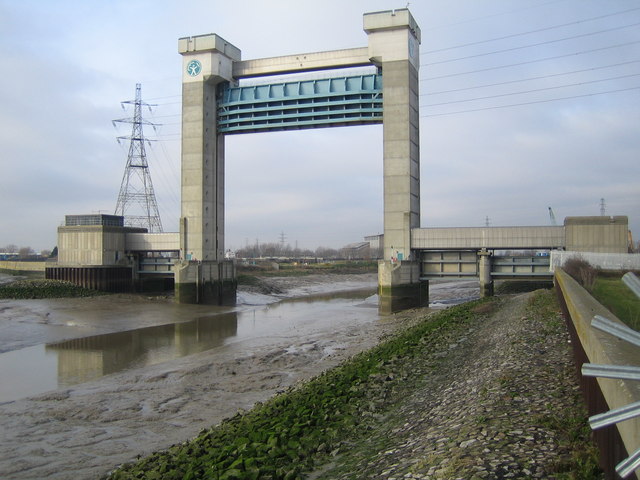 File:Barking Barrier - geograph.org.uk - 321573.jpg