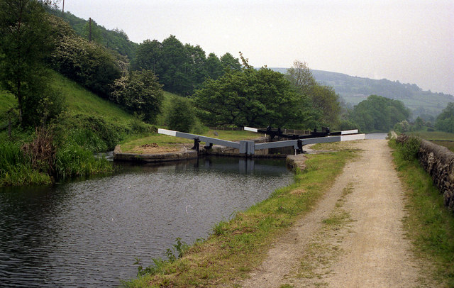 File:Brearley Lower Lock No 5, Rochdale Canal - geograph.org.uk - 761848.jpg