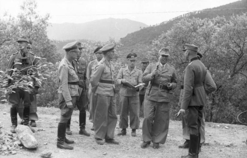 File:Bundesarchiv Bild 101I-316-1195-07, Italien, Albert Kesselring mit Offizieren.jpg