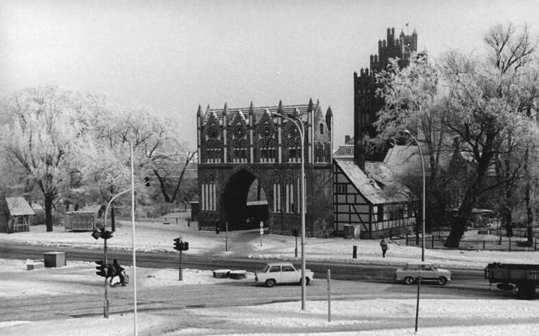 File:Bundesarchiv Bild 183-1982-0122-018, Neubrandenburg, Stadttor, Winter.jpg