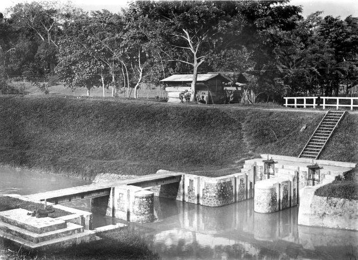 File:COLLECTIE TROPENMUSEUM Syphon en spuisluis in het Tjomalhoofdkanaal Midden-Java TMnr 10008053.jpg