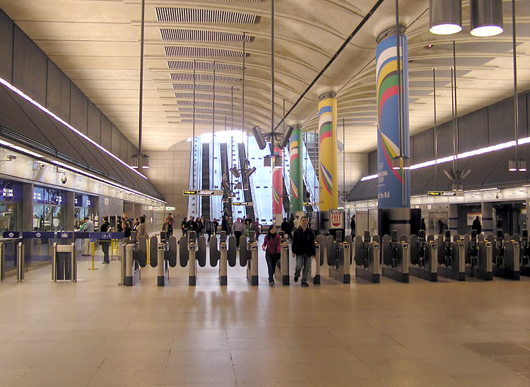 File:Canary.wharf.jubilee.line.arp.750pix.jpg