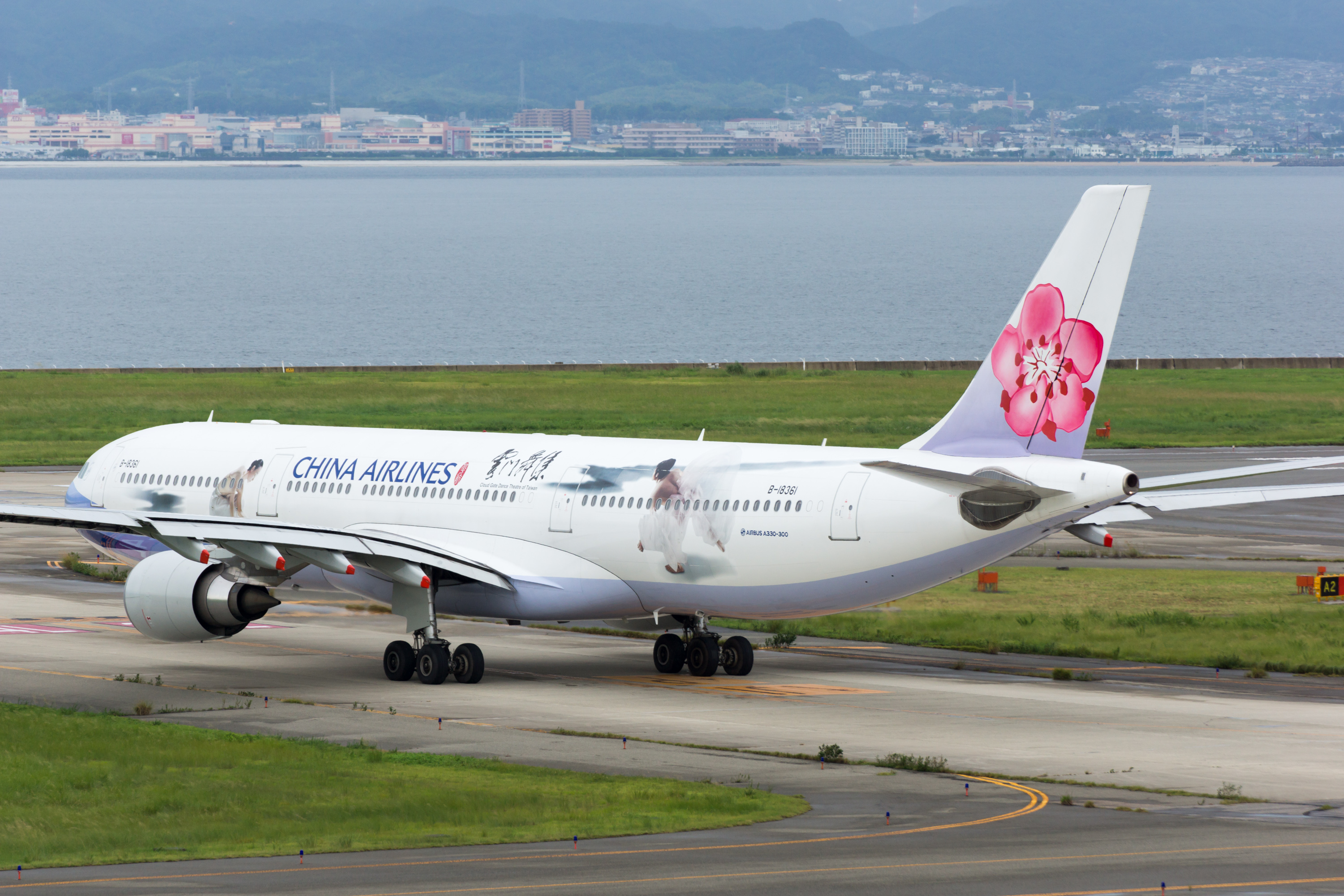 File:China Airlines, A330-300, B-18361 (20434219614).jpg 