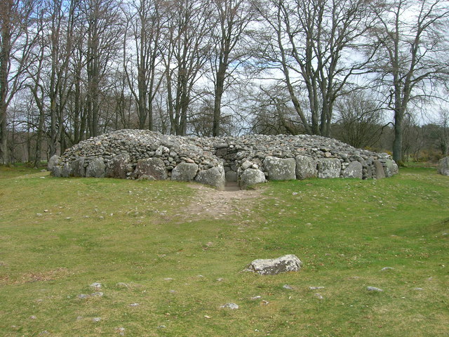 File:Clava Cairns - geograph.org.uk - 1275256.jpg